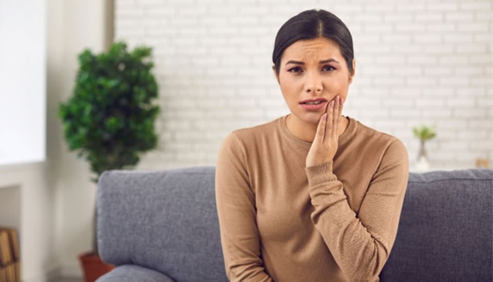 woman with hurting tooth